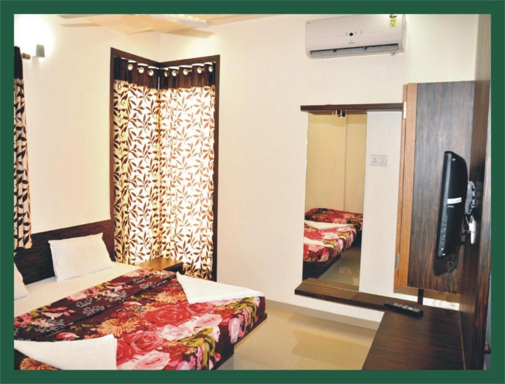 Hotel Shradha Saburi Palace Shirdi Room photo