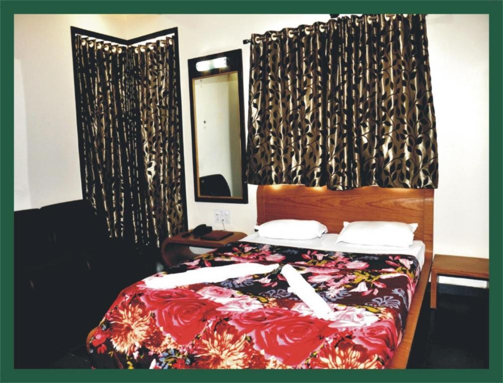 Hotel Shradha Saburi Palace Shirdi Room photo