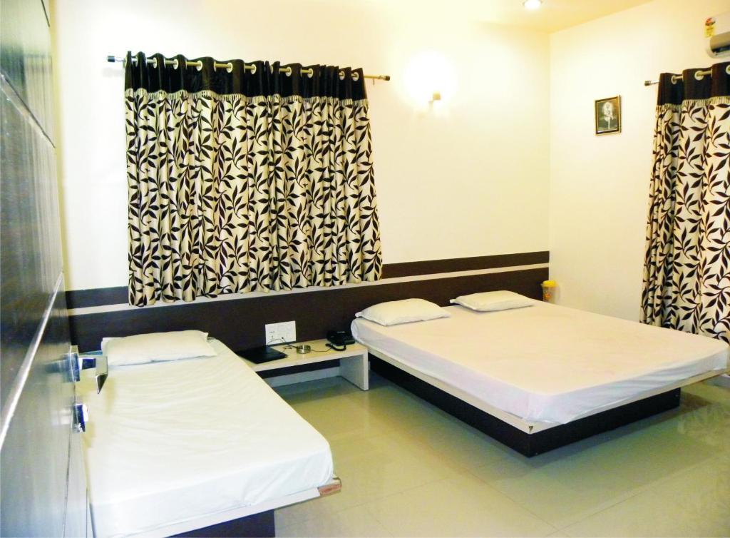 Hotel Shradha Saburi Palace Shirdi Room photo