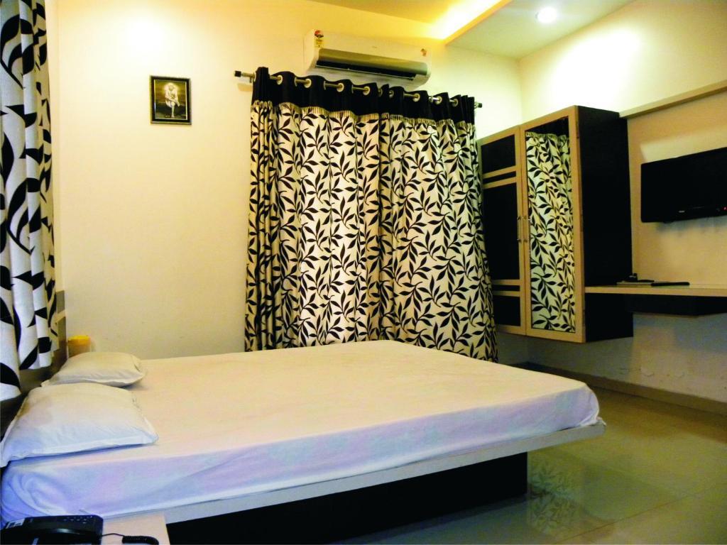 Hotel Shradha Saburi Palace Shirdi Room photo