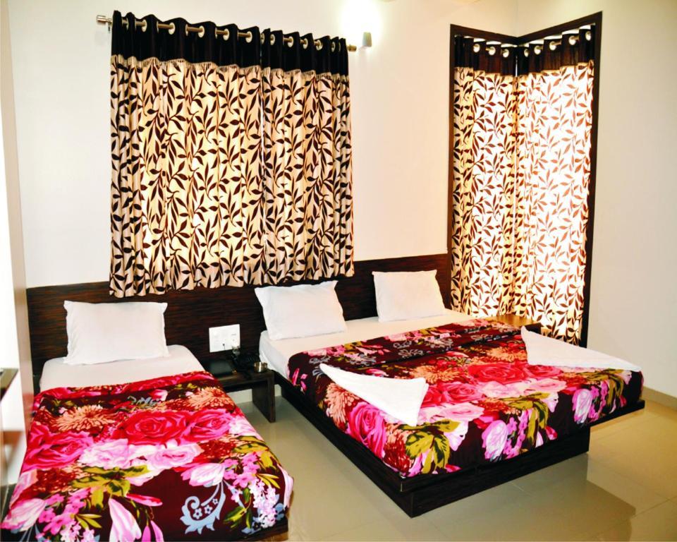 Hotel Shradha Saburi Palace Shirdi Room photo