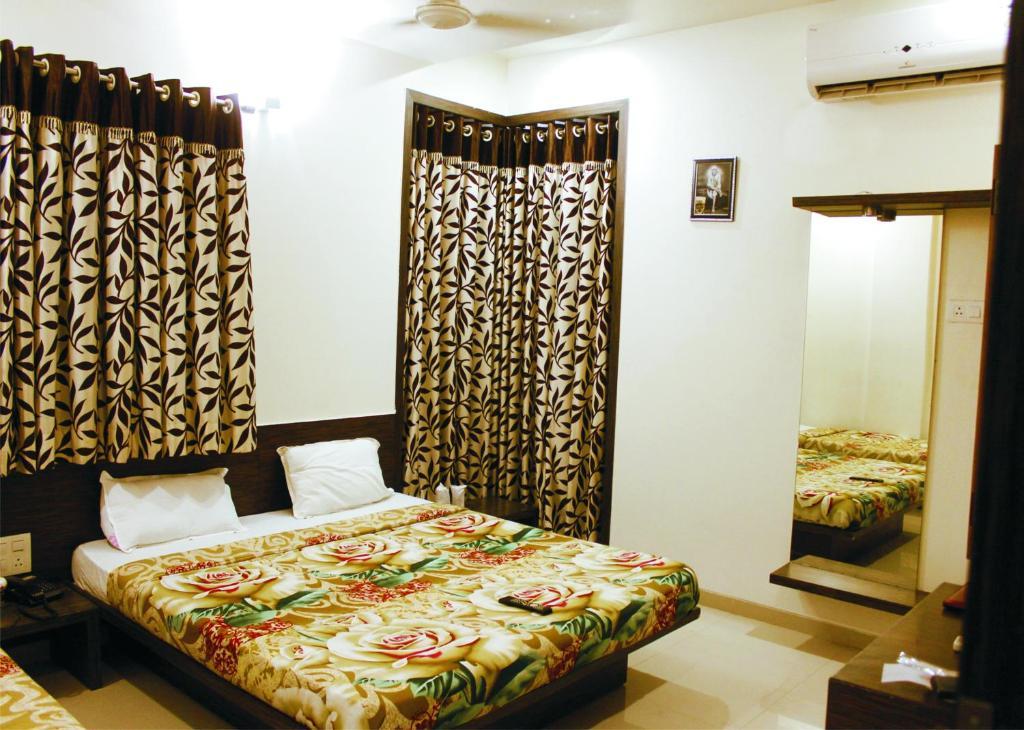 Hotel Shradha Saburi Palace Shirdi Room photo