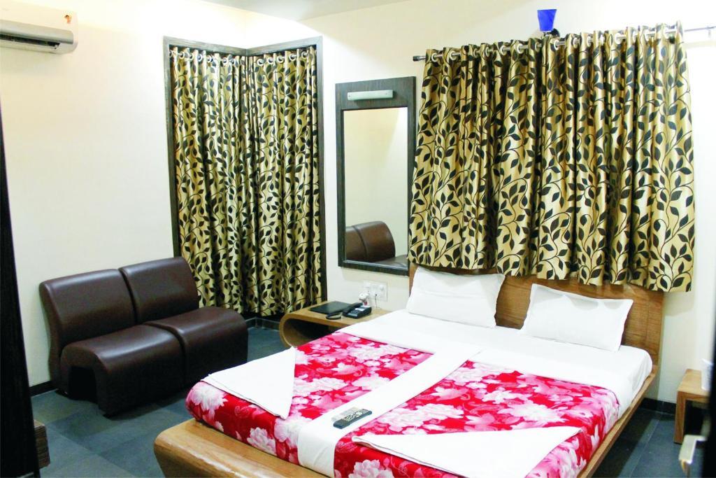 Hotel Shradha Saburi Palace Shirdi Room photo